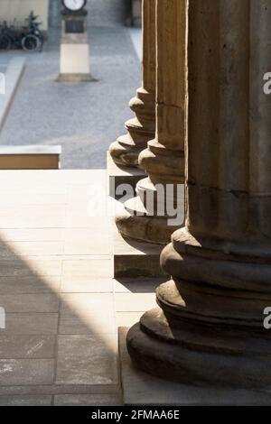 Berlin, Mitte, Unter den Linden, Opéra d'Etat, portail principal, escalier extérieur, piliers dans le rétro-éclairage Banque D'Images