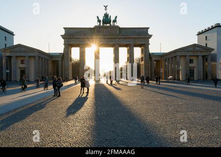 Berlin, porte de Brandebourg, ambiance nocturne, rétro-éclairage avec rayons du soleil Banque D'Images