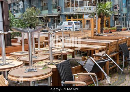 Chaises et tables empilées de diverses entreprises de restauration, sur Kennedyplatz, cafés fermés, pubs, restaurants, Effets du verrouillage dans le Corona cr Banque D'Images
