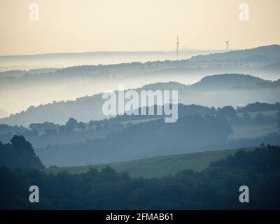 Forêt de Thuringe près d'Eisenach, colline dans la brume matinale, Thuringe, Allemagne | Forêt de Thuringe, collines, brouillard, Thuringe, Allemagne Banque D'Images