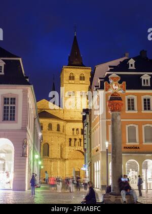 Cathédrale du marché principal la nuit, Trèves, patrimoine mondial de l'UNESCO, Rhénanie-Palatinat, Allemagne Banque D'Images