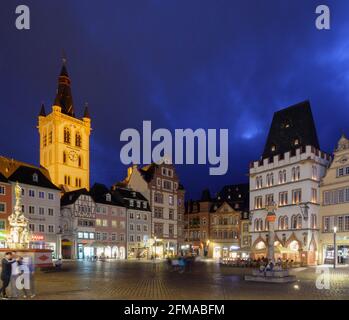 Marché principal la nuit, Trèves, patrimoine mondial de l'UNESCO, Rhénanie-Palatinat, Allemagne Banque D'Images