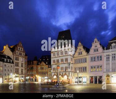 Marché principal la nuit, Trèves, patrimoine mondial de l'UNESCO, Rhénanie-Palatinat, Allemagne Banque D'Images