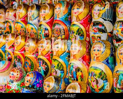 Exposition colorée de poupées traditionnelles de matryoshka, souvenir typique de Moscou, Russie Banque D'Images