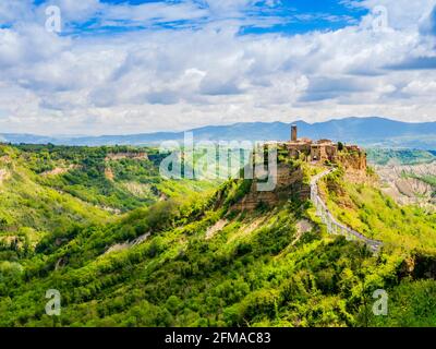 Vue impressionnante de Civita di Bagnoregio, ville médiévale fantôme construite au-dessus d'un plateau de tuf vulcanique friable, Lazio, centre de l'Italie Banque D'Images