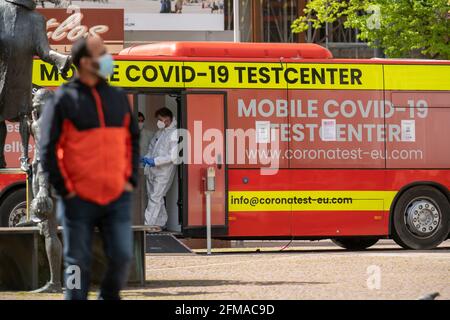 Centre mobile de test pour Corona tests rapides, dans un bus, dans le centre-ville de Bochum, NRW, Allemagne, Banque D'Images