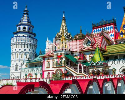 Vue impressionnante sur les architectures colorées du Kremlin d'Izmailovsky, célèbre pour son marché de souvenirs, Moscou, Russie Banque D'Images