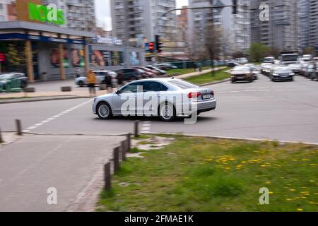Ukraine, Kiev - 26 avril 2021 : la voiture fantôme Rolls-Royce argent se déplace dans la rue. Éditorial Banque D'Images