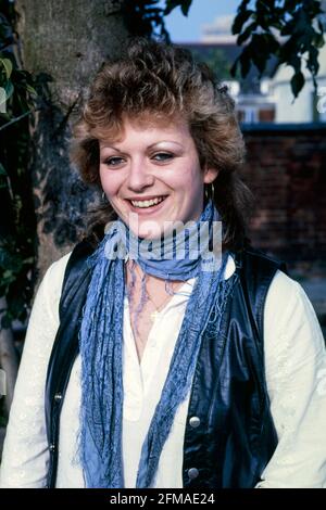 jeune femme dans sa vingtaine avec des vêtements et la coiffure à la mode à l'époque des années 1980 angleterre royaume-uni Banque D'Images