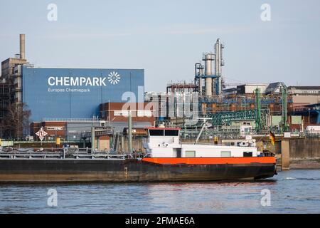 Leverkusen, Rhénanie-du-Nord-Westphalie, Allemagne - Bayer Chempark Leverkusen, site d'usine sur le Rhin, un tiers de la production chimique totale en Rhénanie-du-Nord-Westphalie a lieu ici, l'exploitant du Chempark est Currenta, anciennement Bayer Industry Services. Banque D'Images
