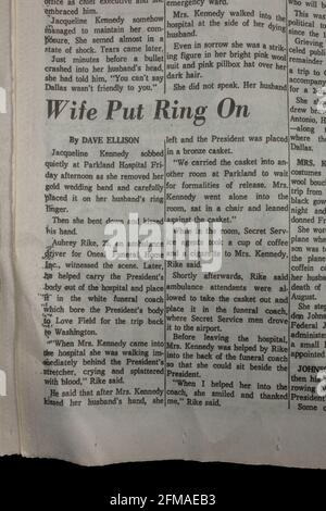 « Wife Put Ring On », titre de Jackie Kennedy Dallas Morning News (copie de réplica), 23 novembre 1963, suite à l'assassinat de John F Kennedy Banque D'Images