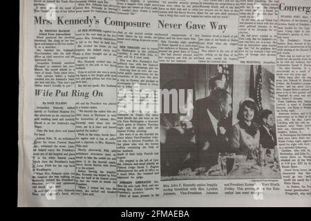 Articles Jackie Kennedy à l'intérieur de The Dallas Morning News (copie de réplique), 23 novembre 1963 après l'assassinat de John F Kennedy. Banque D'Images