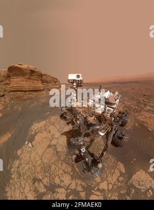 NASA curiosité Rover Selfie au Mont Merrou, Mars. Utilisation de la caméra à la fin de son bras en mars 2021 pour prendre des dizaines d'images de composants combinées dans ce 'selfie' autoportrait... Le panorama ÒThe se compose de 60 images prises par le Mars Hand Lens Imager (MAHLI) sur le bras robotique roverÕs le 26 2021 mars, le 3070e jour martien, ou sol, de la mission. Ils ont été combinés avec 11 images prises par la Mastcam sur le mât, ou 'tête du rover le 16 mars 2021, le 3060ème jour martien de la mission, une version optimisée et améliorée 342MP d'une NASA image / crédit NASA. Banque D'Images