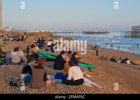 Brighton et Hove Beach bondés en mars. Brighton & Hove, Sussex, Angleterre, Royaume-Uni Banque D'Images