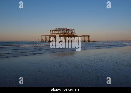 La rouille solitaire reste de la jetée ouest à marée basse. Brighton & Hove, Sussex, Angleterre, Royaume-Uni Banque D'Images