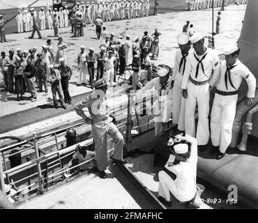 HUMPHREY BOGART en costume comme le capitaine Queeg pose pour des photographies Pour certains marins lors de leur tournage à Pearl Harbor De LA CAINE MUTINY 1954 directeur EDWARD DMYTRYK basé sur Le roman gagnant du prix Pulitzer de Herman Wouk Music Max Steiner producteur Stanley Kramer Columbia Pictures Banque D'Images