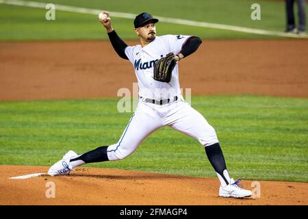 Miami, États-Unis. 06e mai 2021. Le pichet de Miami Marlins Pablo Lopez (49) se présente lors du premier repas contre les Arizona Diamondbacks au loanDepot Park, dans le quartier de Little Havana à Miami, en Floride, le jeudi 6 mai 2021. (Photo de Daniel A. Varela/Miami Herald/TNS/Sipa USA) crédit: SIPA USA/Alay Live News Banque D'Images