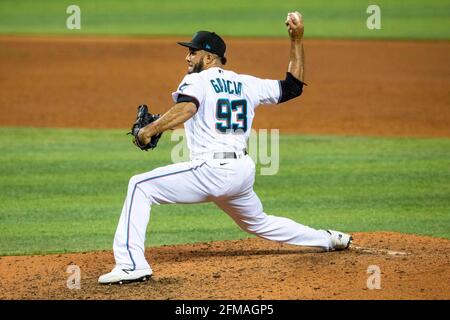 Miami, États-Unis. 06e mai 2021. Miami Marlins Pitcher Yimi Garcia (93) lance le ballon pendant le neuvième repas contre les Arizona Diamondbacks au loanDepot Park, dans le quartier de Little Havana à Miami, en Floride, le jeudi 6 mai 2021. Les Marlins ont battu les Arizona Diamondbacks 3-1 pour balayer la série. (Photo de Daniel A. Varela/Miami Herald/TNS/Sipa USA) crédit: SIPA USA/Alay Live News Banque D'Images