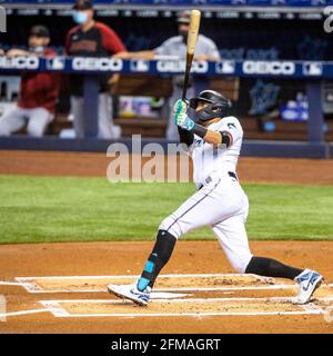 Miami, États-Unis. 06e mai 2021. Miami Marlins batte Miguel Rojas (19) réagit à sa course à la maison vers le champ gauche lors du premier repas contre les Arizona Diamondbacks au loanDepot Park, dans le quartier de Little Havana à Miami, en Floride, le jeudi 6 mai 2021. (Photo de Daniel A. Varela/Miami Herald/TNS/Sipa USA) crédit: SIPA USA/Alay Live News Banque D'Images