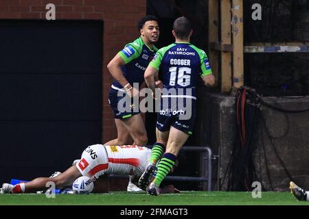 Leeds, Royaume-Uni. 07e mai 2021. Darnell McIntosh (5) de Huddersfield Giants fête son essai à Leeds, au Royaume-Uni, le 5/7/2021. (Photo de Mark Cosgrove/News Images/Sipa USA) crédit: SIPA USA/Alay Live News Banque D'Images