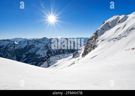 Paysage de haute montagne enneigé lors d'une journée d'hiver ensoleillée près de Tannheim. Alpes d'Allgäu, Tyrol, Autriche, Europe Banque D'Images