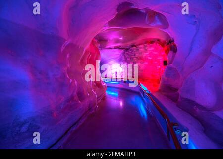 Titlis, Engelberg, Suisse - 27 août 2020 : grotte de glacier illuminée par lumière bleue de la station de téléphérique de Titlis. Situé dans des cantons de Banque D'Images