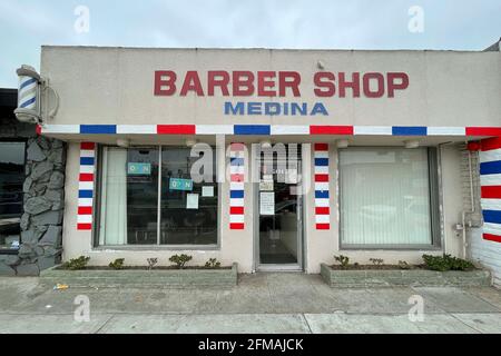 Un panneau ouvert au salon de coiffure Medina, le vendredi 7 mai 2021, à Alhambra, Calif. Banque D'Images