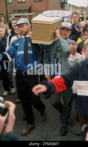 LES FANS DE PORTSMOUTH PORTENT UN CERCUEIL CONTRE HUDDERSFIELD AU PARC FRATTON. PIC MIKE WALKER, 1999 Banque D'Images