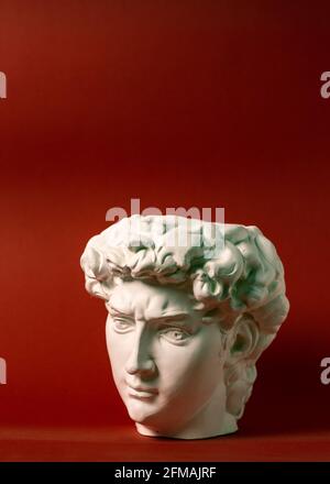 Statue de gypse de la tête de David. Copie en plâtre de la statue David de Michel-Ange. Banque D'Images