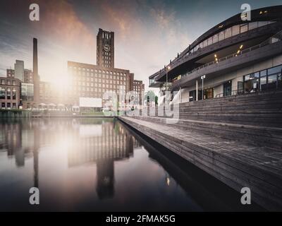 Coucher de soleil derrière l'Ullsteinhaus de Berlin avec réflexion dans le port de Tempelhof. Banque D'Images