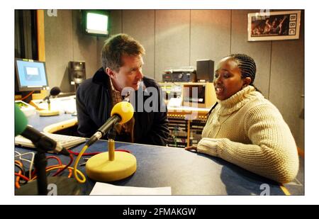 Nompilo Xaba, militant sud-africain du sida, avec Nicky Campbell La BBC 5 Live Studios à Londres.pic David Sandison 7/3/2005 Banque D'Images