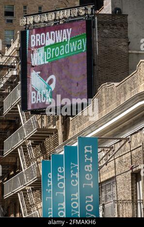 Le panneau lumineux au Broadhurst Theatre, Broadway sera de retour, vaut la peine d'attendre!, Times Square , NYC, USA Banque D'Images