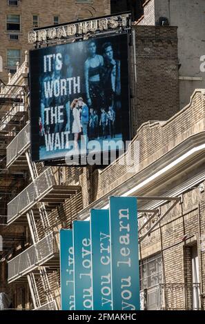 Le panneau lumineux au Broadhurst Theatre, Broadway sera de retour, vaut la peine d'attendre!, Times Square , NYC, USA Banque D'Images