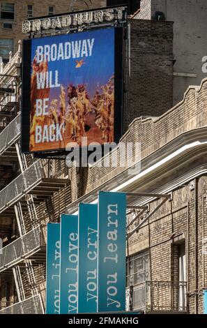 Le panneau lumineux au Broadhurst Theatre, Broadway sera de retour, vaut la peine d'attendre!, Times Square , NYC, USA Banque D'Images