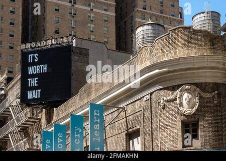 Le panneau lumineux au Broadhurst Theatre, Broadway sera de retour, vaut la peine d'attendre!, Times Square , NYC, USA Banque D'Images