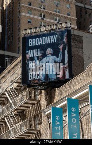 Le panneau lumineux au Broadhurst Theatre, Broadway sera de retour, vaut la peine d'attendre!, Times Square , NYC, USA Banque D'Images