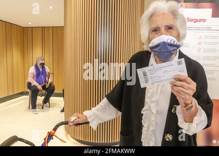 Malaga, Espagne. 07e mai 2021. L'acteur de Malaga Antonio Banderas a présenté l'acte social. Au total, 350 personnes âgées vaccinées contre le coronavirus ont fait leur première sortie ce vendredi après plus d'un an de confinement strict en raison de la pandémie. En particulier, ils ont assisté à l'événement "les applaudissements d'El Mayor" qui a eu lieu au Soho CaixaBank Theatre à Malaga. Crédit : ZUMA Press, Inc./Alay Live News Banque D'Images