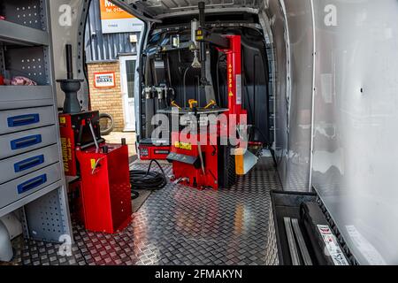 À l'intérieur d'un fourgon de montage de pneu entièrement équipé, avec machine de montage et équilibreur de roue Banque D'Images