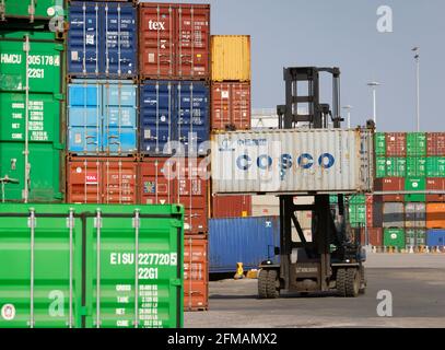 Duisburg, région de la Ruhr, Rhénanie-du-Nord-Westphalie, Allemagne - transport par chariot élévateur de conteneurs COSCO, China Ocean Shipping Company, Port de Duisburg, conteneurs au terminal de conteneurs de Duisburg Ruhrort. Banque D'Images