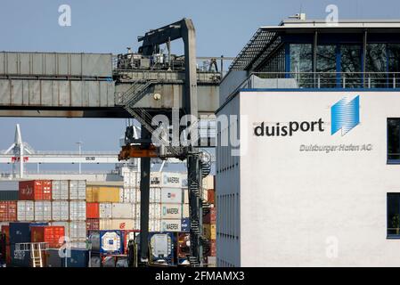 Duisburg, région de la Ruhr, Rhénanie-du-Nord-Westphalie, Allemagne - Duisburger Hafen AG, Duisport, siège de la société au terminal des conteneurs dans le district de Duisburg Ruhrort. Banque D'Images