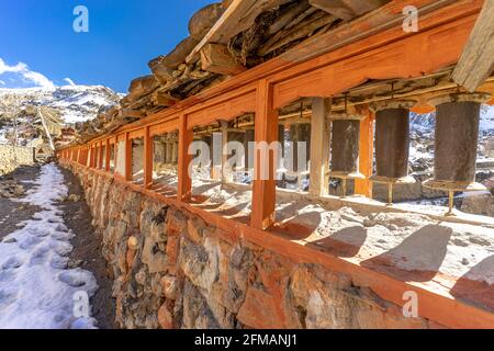 Roues de prière dans le village de Tanje, non loin de Chusang, haute Mustang, Népal Banque D'Images