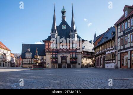 Allemagne, Saxe-Anhalt, Wernigerode, hôtel de ville historique, maisons à colombages sur la place du marché, Wernigerode dans les montagnes du Harz. Banque D'Images