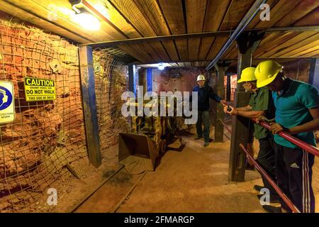 Tennant Creek, Australie - août 2019 : un ancien mineur présente des routines de travail minier dans le cadre de la visite à la mine d'or Battery Hill. Ancien musée minier Banque D'Images