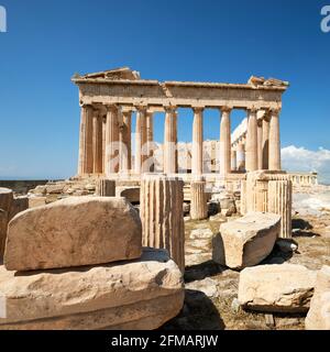 Temple de Parthénon par temps lumineux avec ciel bleu et nuages. Image panoramique des anciens bâtiments de la colline de l'Acropole à Athènes, Grèce. Classique ancien Banque D'Images