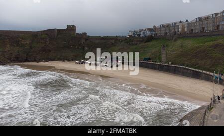 Vue aérienne de Rileys Fish Shack sur King Edwards Bay, Tynemouth. La marée est dedans et il y a des tables sur la plage abritée sous des parasols. Banque D'Images