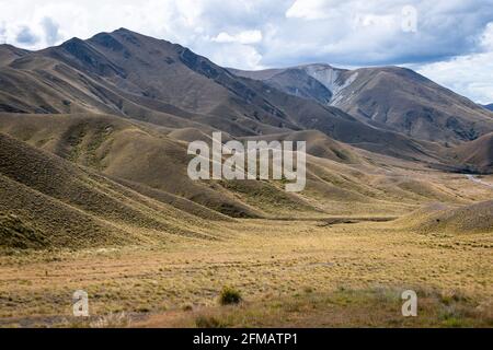 Montagnes et tussock, Col de Lindos, près d'Omarama, Canterbury, South Island, Nouvelle-Zélande Banque D'Images