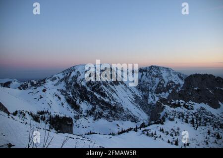 De l'Auerspitze du nord, Hochmiesing (1883m), Dürrmiesing (1863m), Ruchenköpf (1805m) lever du soleil, Europe, Allemagne, Bavière, haute-Bavière, Alpes bavaroises, Mangfall Mountains, Spitzingsee Banque D'Images