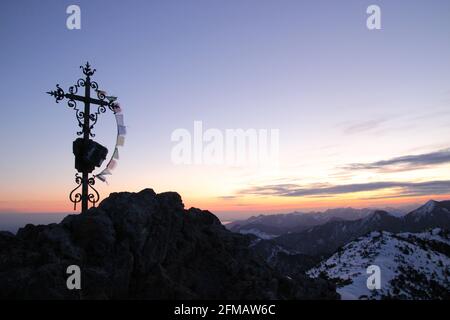 Vue d'Auerspitz (1811m) vers Chiemgau der Große Tralors (1851m) à l'extrême droite, le sommet en prévision de la montée du soleil, atmosphérique, Europe, Allemagne, Bavière, Haute-Bavière, Alpes bavaroises, Mangfall Mountains, Spitzingsee Banque D'Images