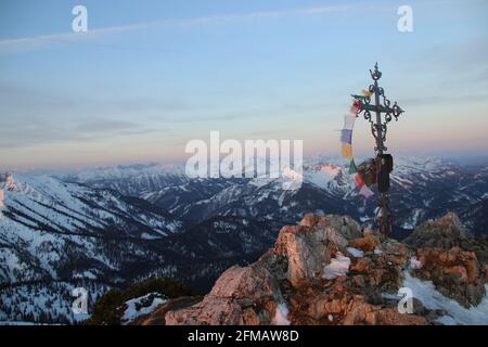 Vue d'Auerspitz (1811m) vers Risserkogel, à gauche des drapeaux de prière au sommet, haute-Bavière, Bavière, Allemagne, Alpes bavaroises, Montagnes de Mangfall Banque D'Images