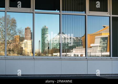 Berlin, reflet des gratte-ciels de la Potsdamer Platz et du Sony Center dans le Kulturforum Banque D'Images